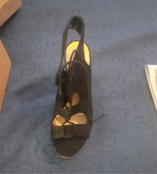 Sandali con zeppa alta beige e nere