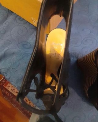 Sandali con zeppa alta beige e nere