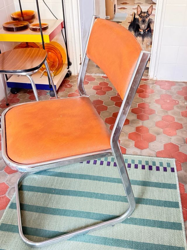 Silla naranja y plateada