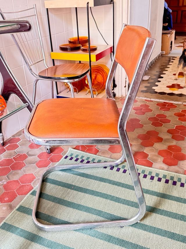 Silla naranja y plateada