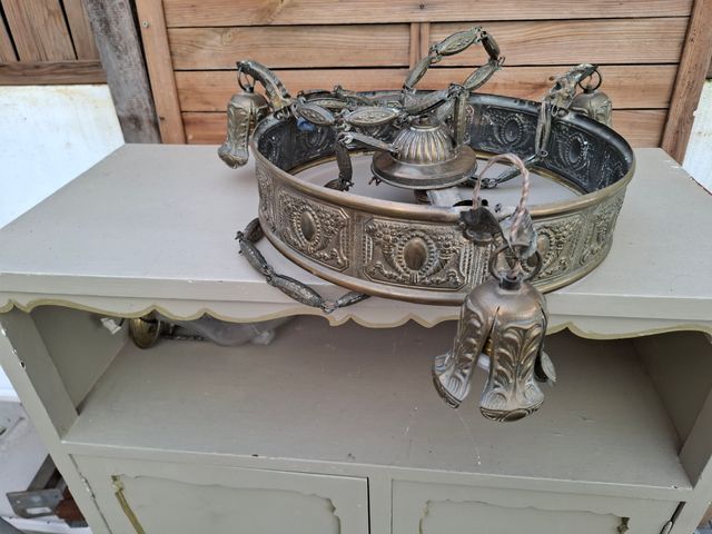 Lámpara antigua de latón con campanas