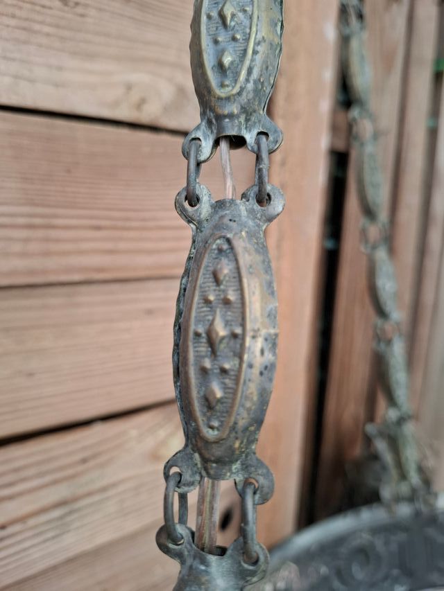Lámpara antigua de latón con campanas