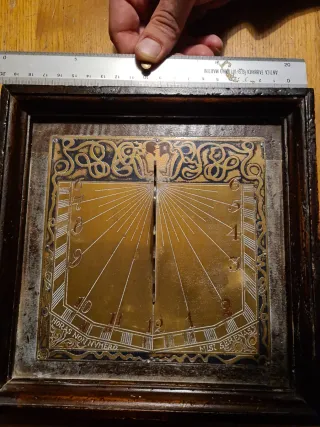 Meridiana antica in ottone