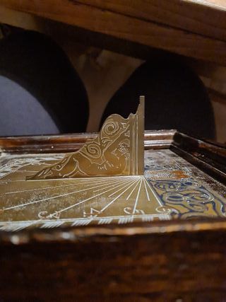 Meridiana antica in ottone