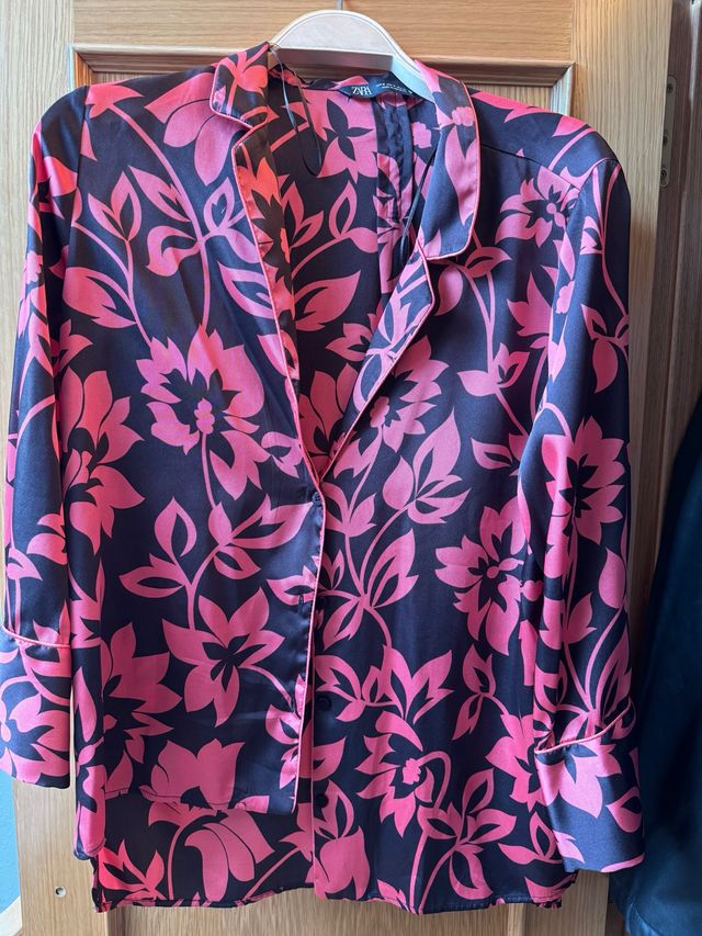 Camisa pijamera Zara satén floral