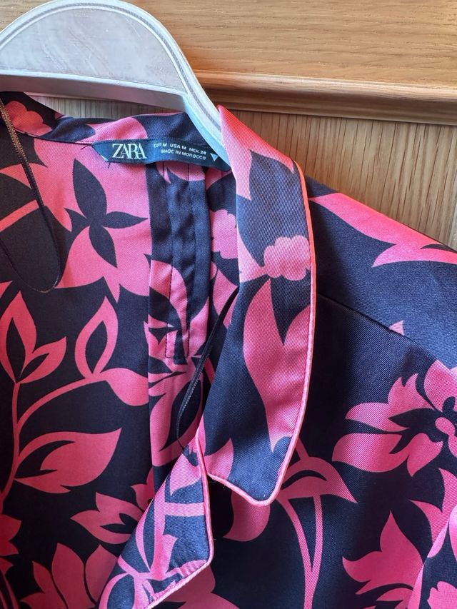 Camisa pijamera Zara satén floral