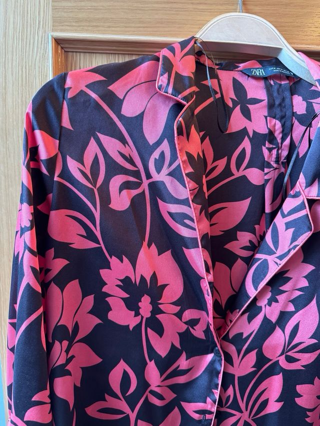 Camisa pijamera Zara satén floral