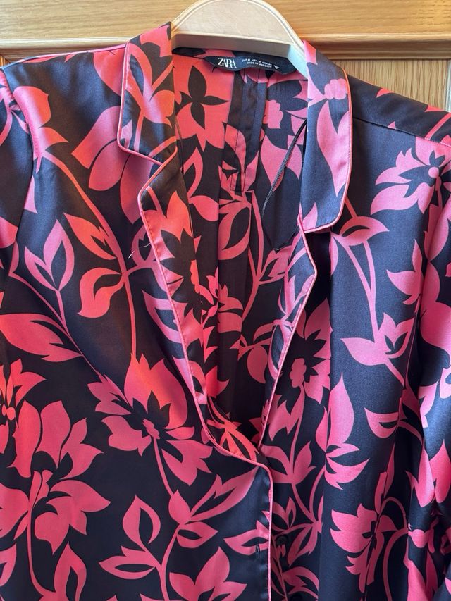 Camisa pijamera Zara satén floral