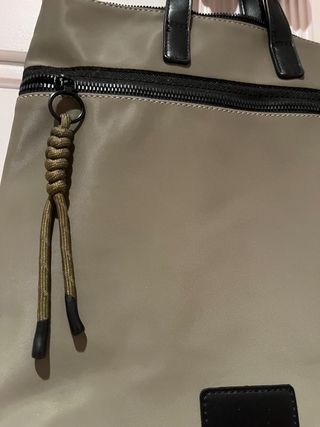 Mochila de paseo nueva verde y negra