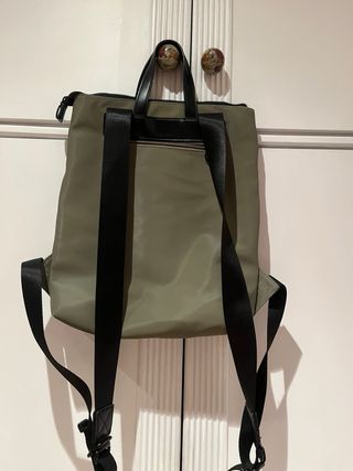 Mochila de paseo nueva verde y negra