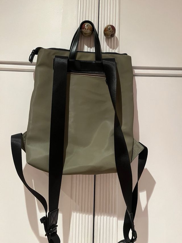 Mochila de paseo nueva verde y negra