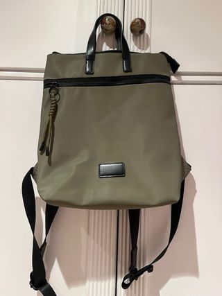 Mochila de paseo nueva verde y negra