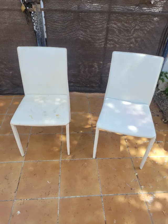 Pareja de sillas blancas piel y madera