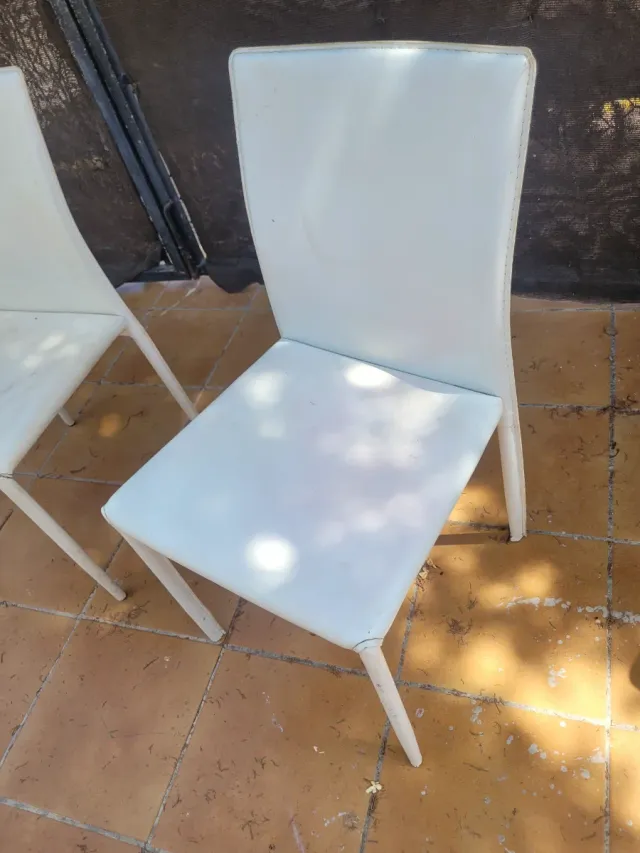 Pareja de sillas blancas piel y madera