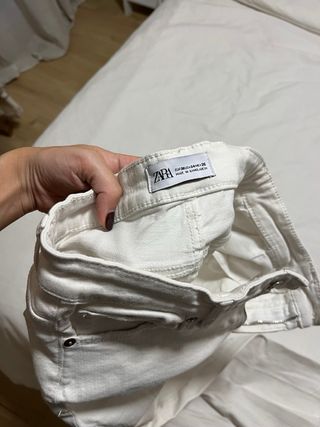 Pantalón vaquero blanco tiro medio Zara