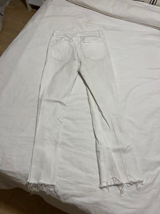 Pantalón vaquero blanco tiro medio Zara