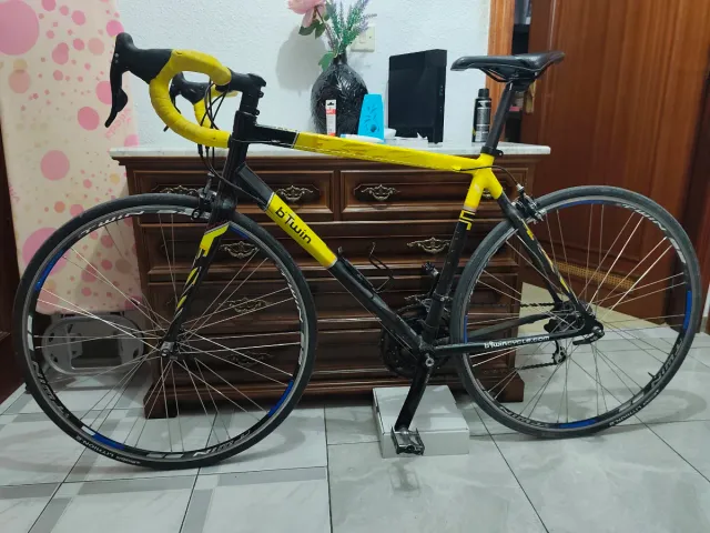 Bicicleta de Carretera B'Twin Amarilla