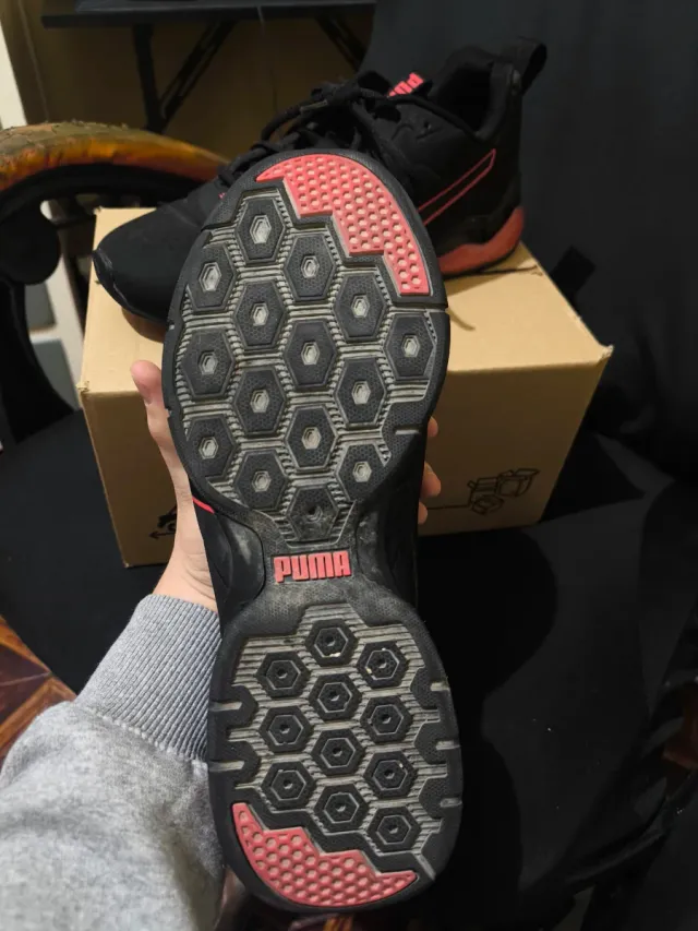 Zapatillas Puma Negras y Rojas