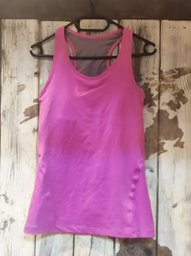 Camiseta deportiva Nike rosa y gris
