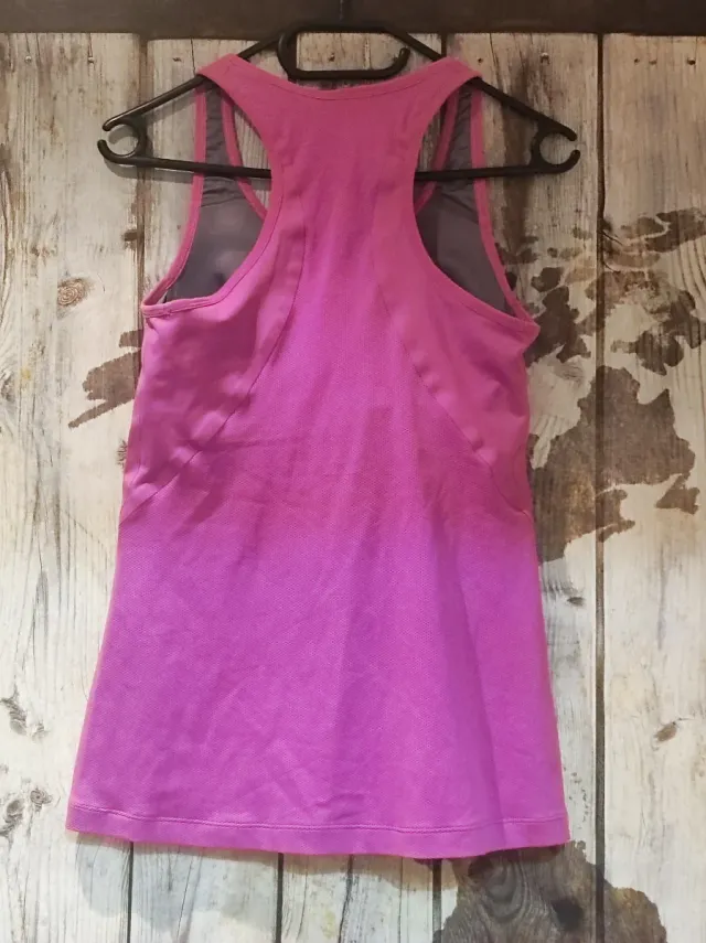 Camiseta deportiva Nike rosa y gris