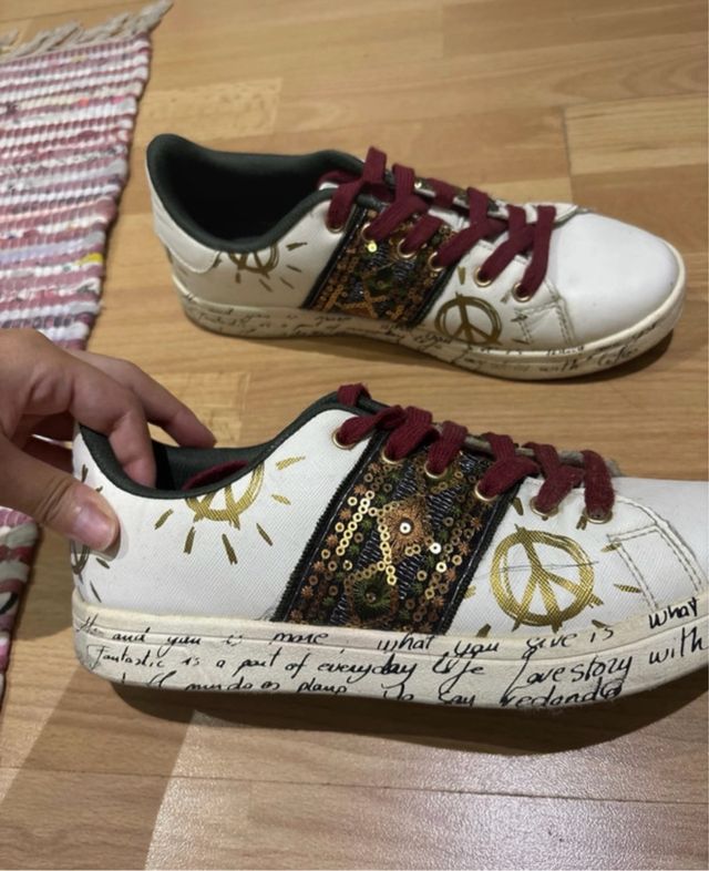 Zapatos Desigual Blancos y Dorados