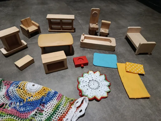 Muebles de madera para casa de muñecas