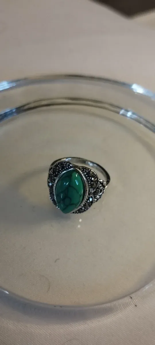 Anello vintage in pietra verde e argento, non argento.
