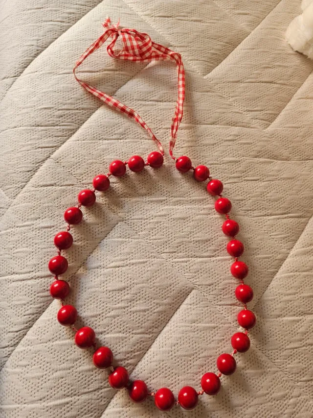 Collar de cuentas rojas con lazo