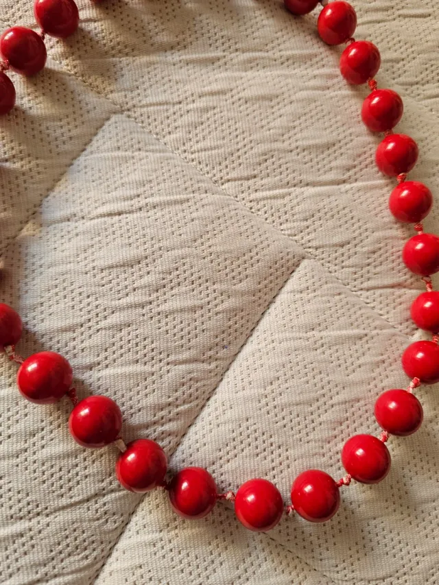 Collar de cuentas rojas con lazo