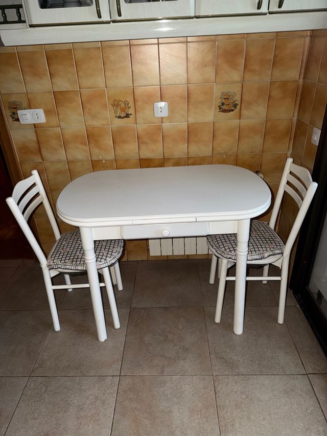 Mesa de cocina con 2 sillas