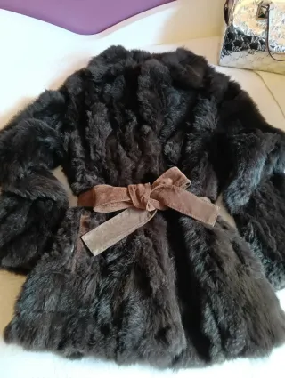 Abrigo de pelo marrón con cinturón