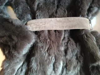 Abrigo de pelo marrón con cinturón