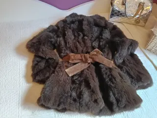 Abrigo de pelo marrón con cinturón