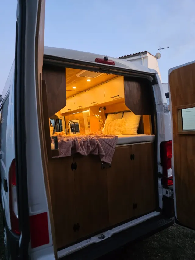 Furgoneta camper recién camperizada