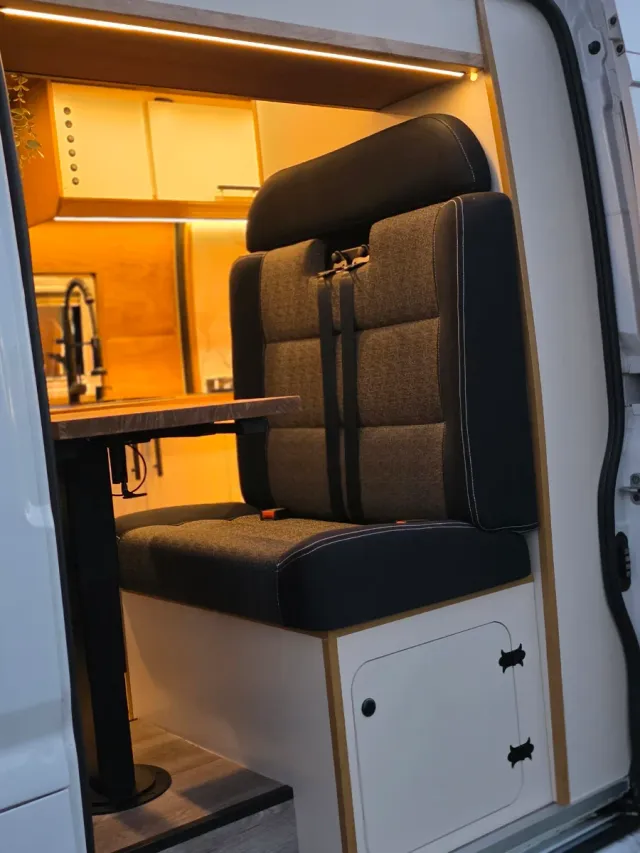 Furgoneta camper recién camperizada