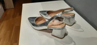 Sandalias plateadas de tacón bajo