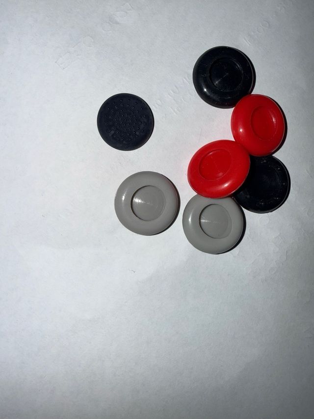 Coperchi dei pulsanti del joystick (rosso, grigio, nero)