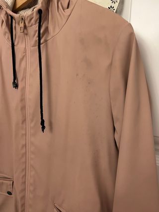 Chubasquero rosa/beige con capucha