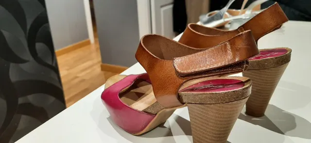 Sandalias tacón alto rosas y marrones