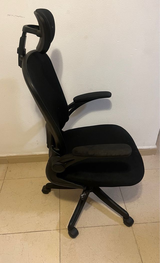 Silla de oficina ergonómica negra