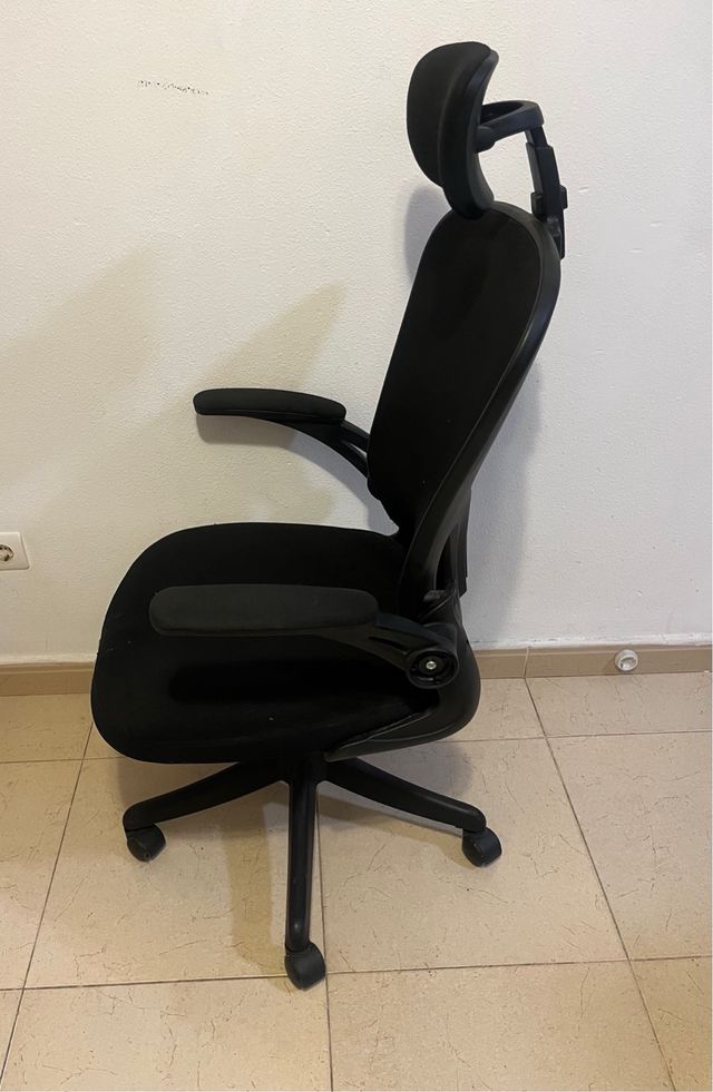Silla de oficina ergonómica negra