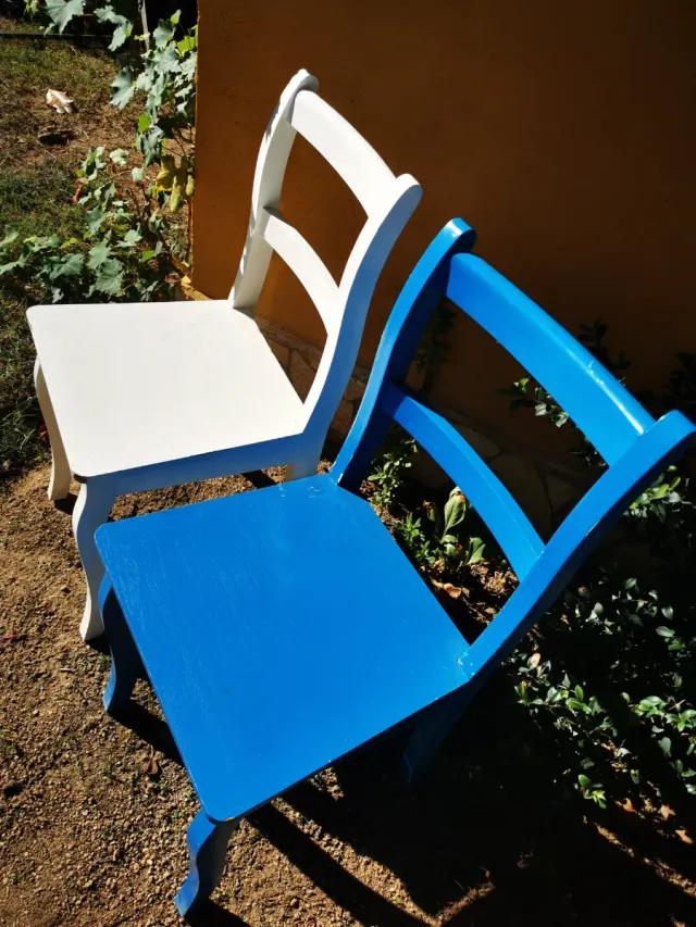 Cadeiras de madeira branca e azul