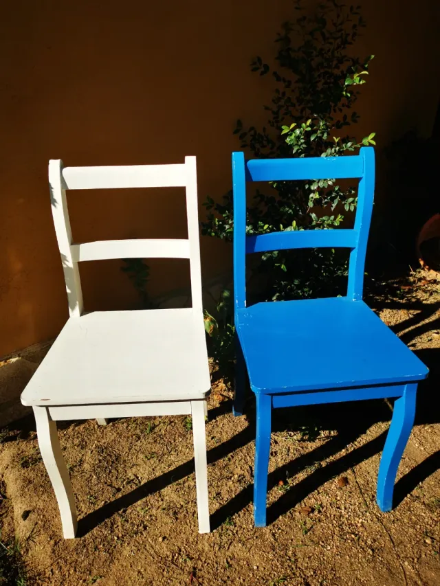 Cadeiras de madeira branca e azul