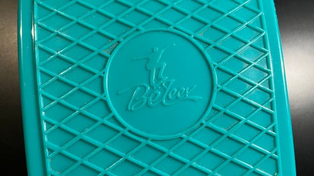 Monopatín Beleev sin usar con ruedas de luz