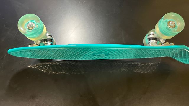 Monopatín Beleev sin usar con ruedas de luz