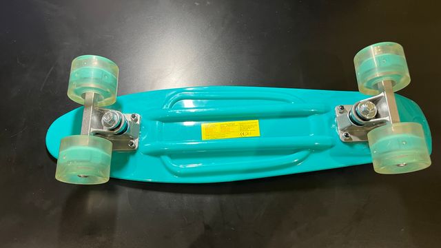 Monopatín Beleev sin usar con ruedas de luz