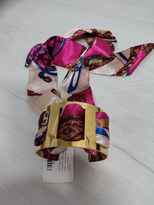 Brazalete dorado con pañuelo estampado