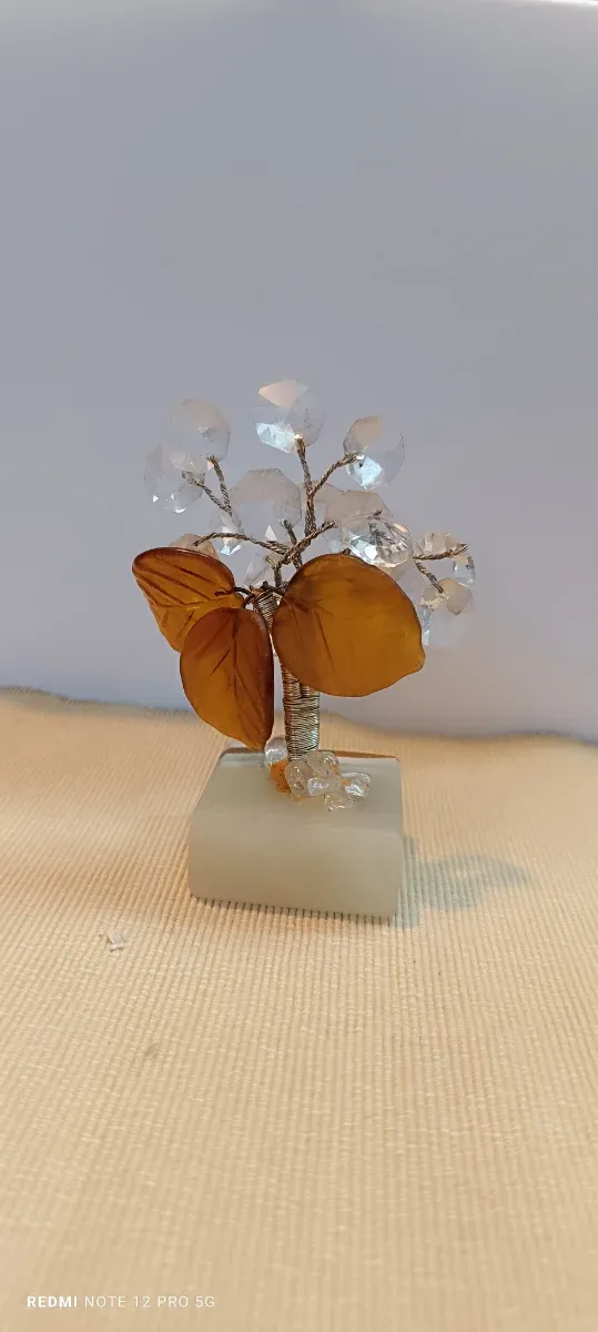 Árbol artesanal en piedra y cristal –