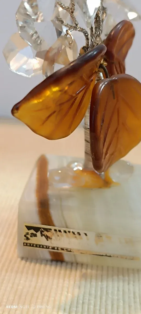 Árbol artesanal en piedra y cristal –