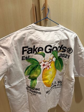 Camiseta Fake Gods blanca con estampado